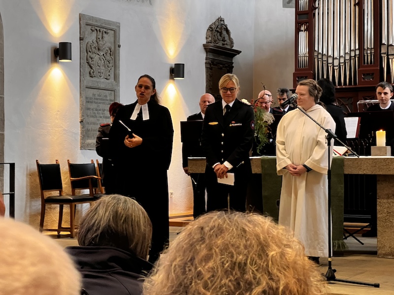 Begrüßung durch Pfarrerin Barbara Eisenhardt, Kommandantin Astrid Schimmer und Gemeindereferentin Manuela Donauer